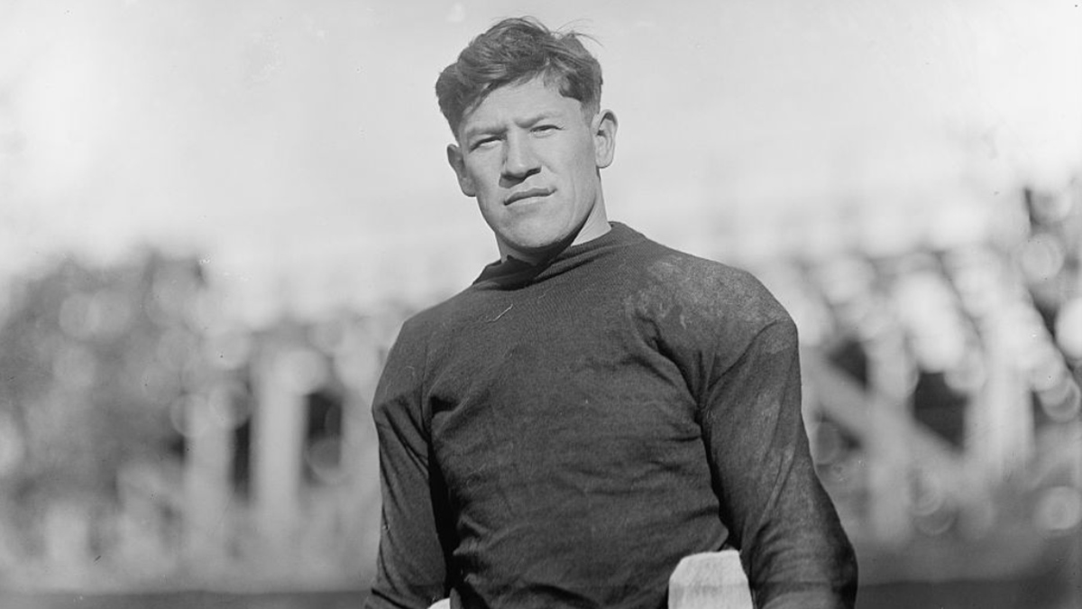 Jim Thorpe signed with New York Giants in 1913