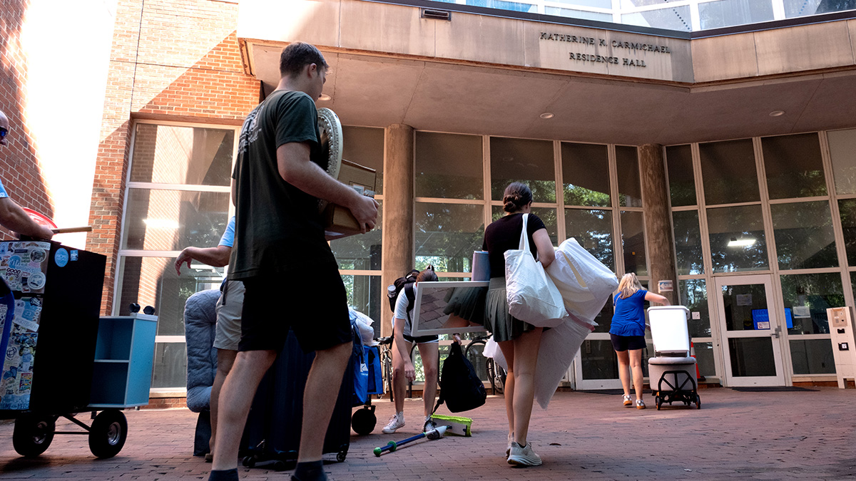 Students move into Carmichael Residence Hall