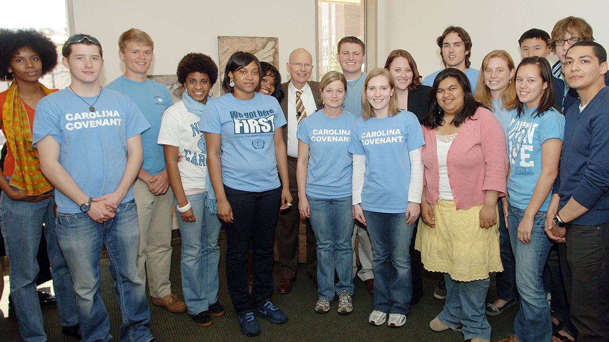 A group of Carolina students, who are Carolina Covenant Scholars, in 2004 posing for a group photo with Chancellor James Moeser.